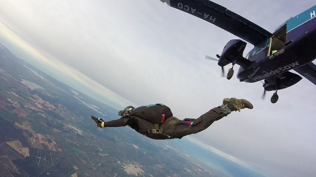  Salto desde el avión 